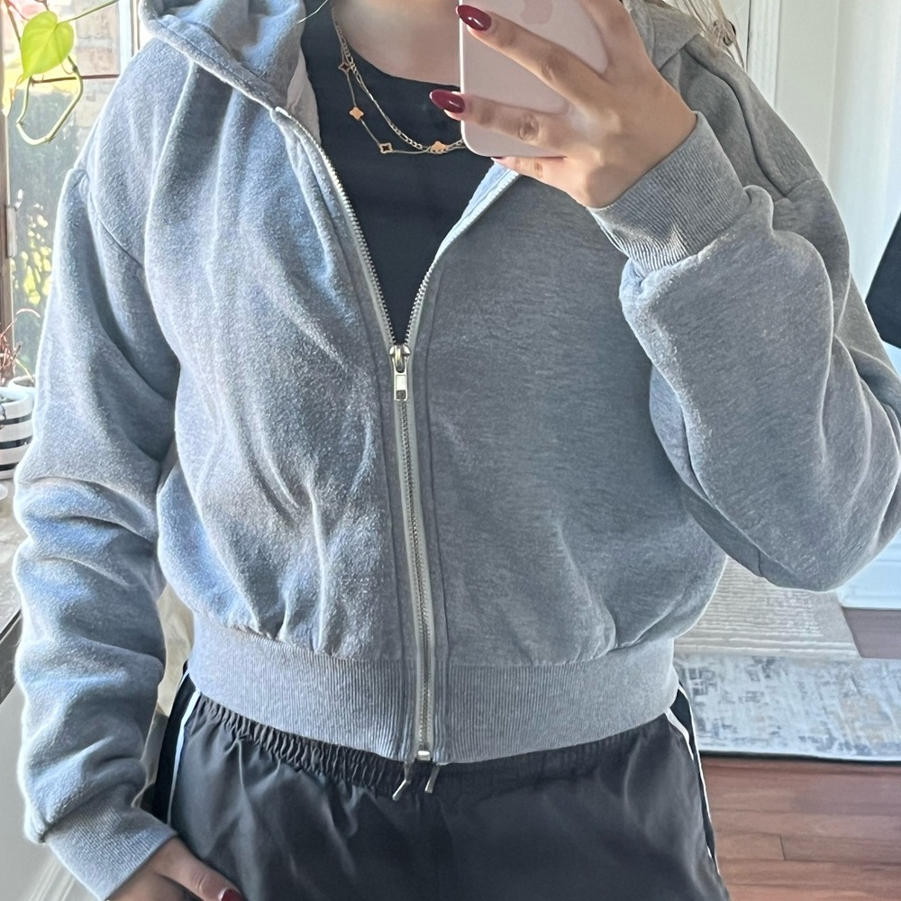 🩶 H&M Cropped Zip-Up 🩶